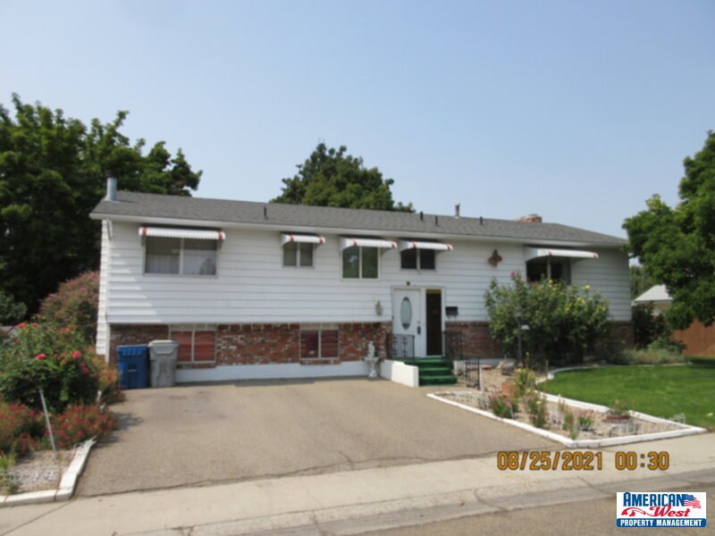 Primary Photo - Clean older 5 bedroom Split Level with Charm!