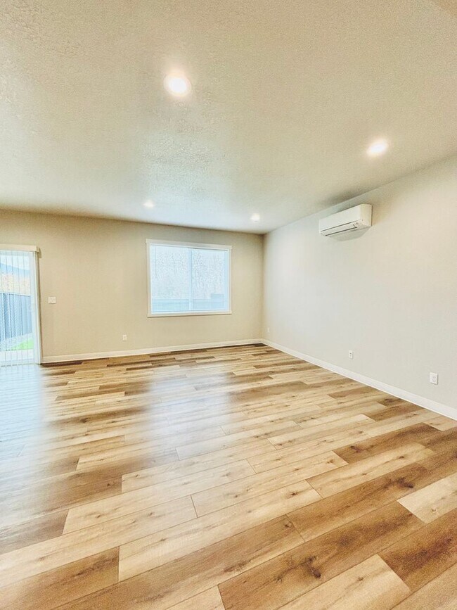 Foto del edificio - 2434 Leonard Ln