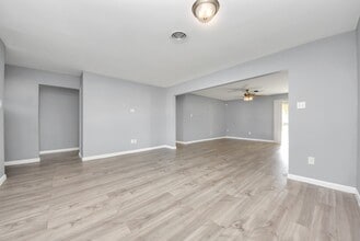 Building Photo - 1122 Un Vly Dr