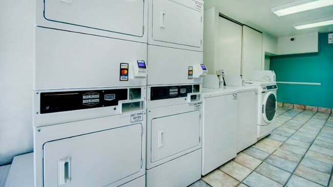 Foto del edificio - 4950 S Outlet Center Dr
