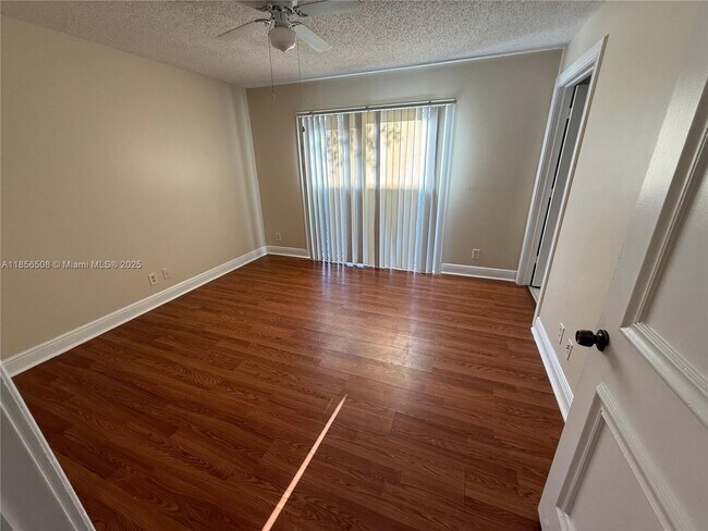 Foto del edificio - 1401 Cypress Way W