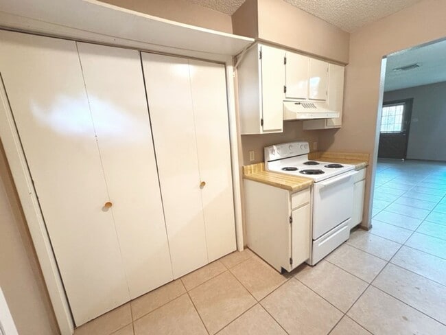 Foto del edificio - 6235 Bedford Dr