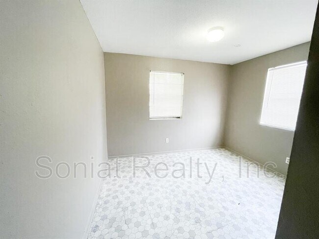 Building Photo - 15510 Dwyer Blvd