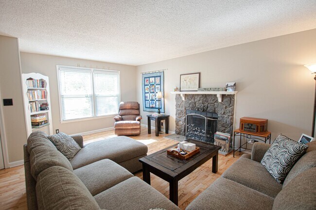 Building Photo - Pet Friendly Four Bedroom on Exit 8!
