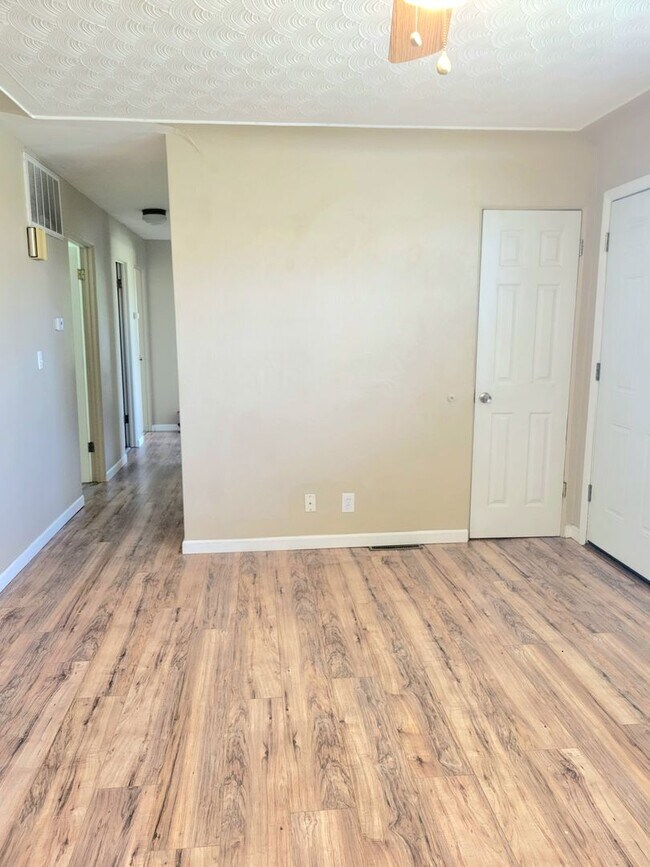 Foto del edificio - Updated Throughout and Move in ready!!!