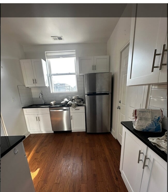 Building Photo - 1155 W Lunt Ave