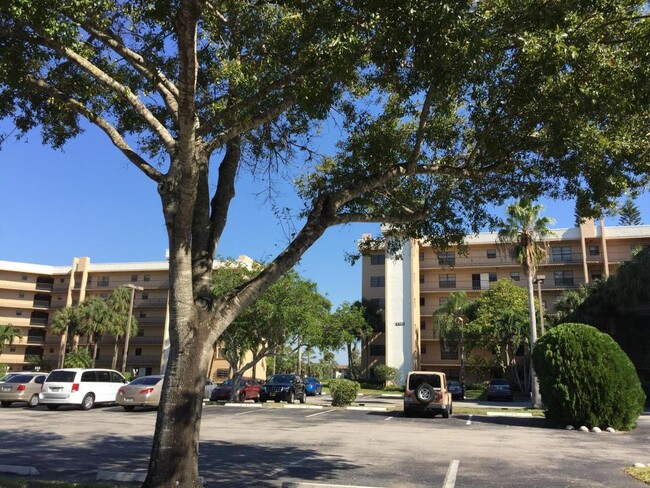 Foto del edificio - 4700 Lucerne Lakes Blvd W