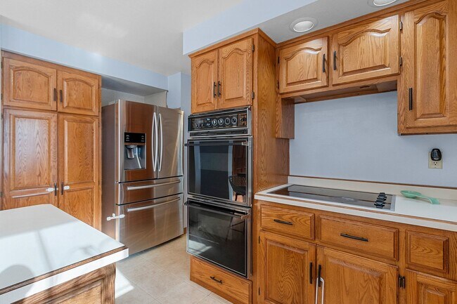 Building Photo - 5 BEDROOM 4.5 BATH PRIVATE BACKYARD