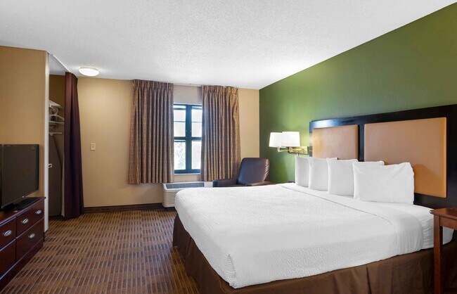 Building Photo - Furnished Studio-Chicago - Naperville - West