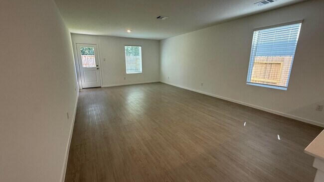 Building Photo - 913 Pertuso Ln