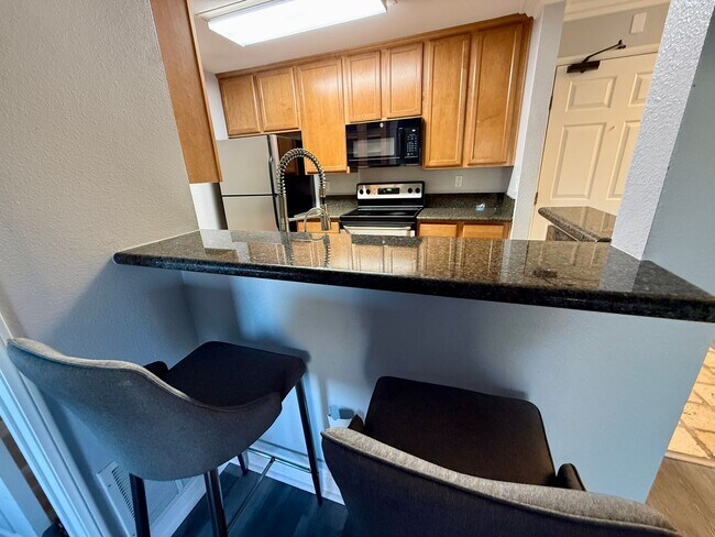 Foto del edificio - Spacious and Modern 2BR Condo in UTC, San Diego