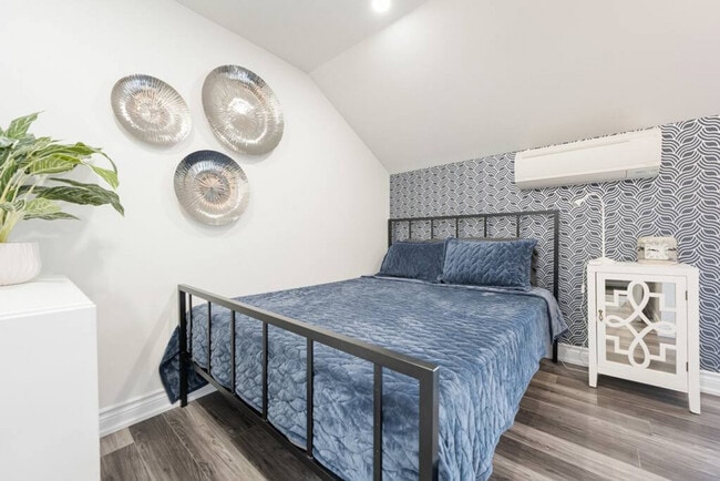 Building Photo - 2015 Water St