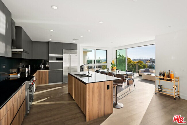 Foto del edificio - 728 N Sweetzer Ave