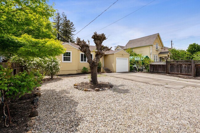 Building Photo - 2 bed 1 bath St Helena Home available to r...