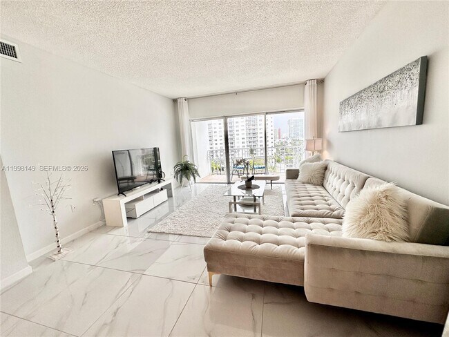 Foto del edificio - 500 Bayview Dr