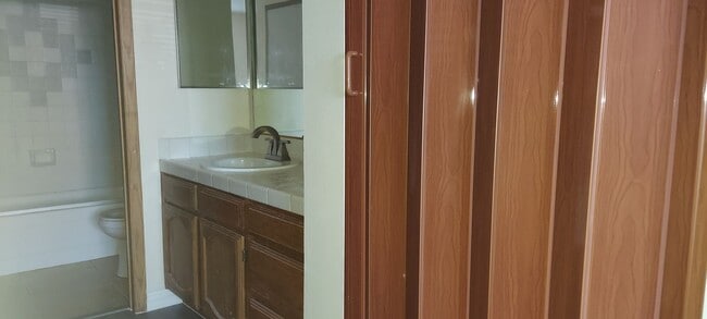 Building Photo - DOWNSTAIRS UNIT. 1 BEDROOM AND 1 BATHROOM....