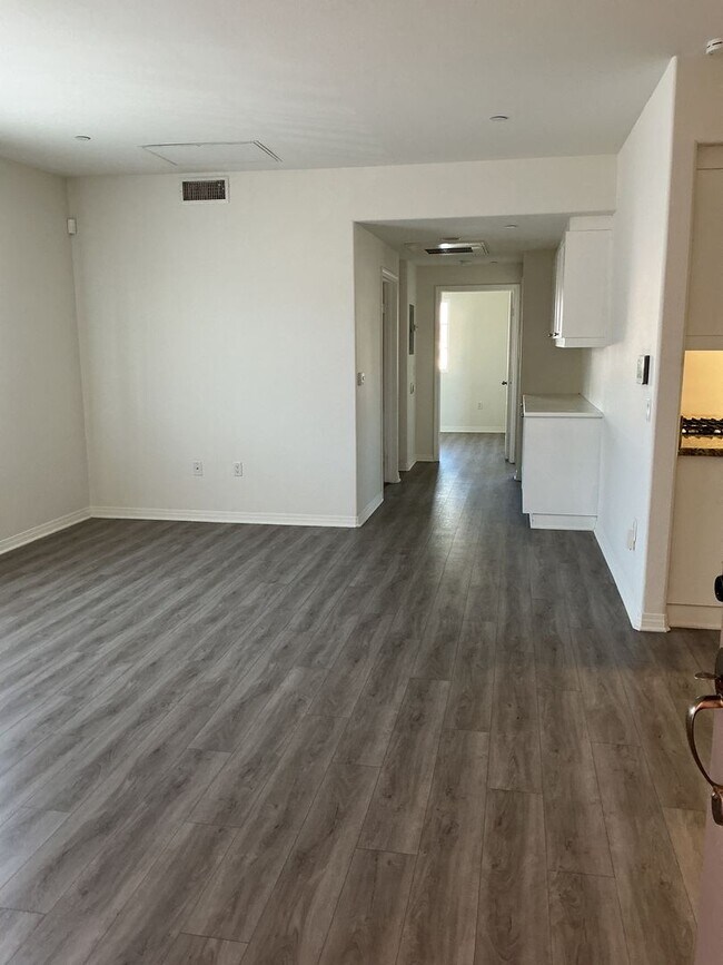 Building Photo - Club 42 #304