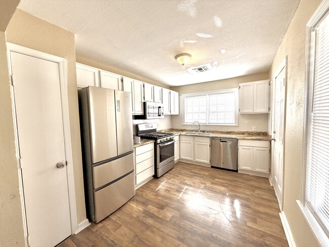 Building Photo - 726 Ash St