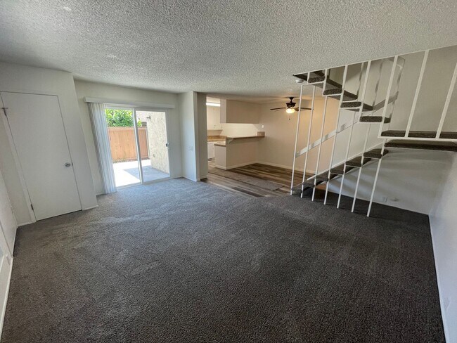 Foto del edificio - Spacious Townhome w/ Patio & Parking