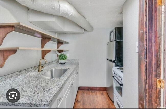 Building Photo - 782 W 100 S