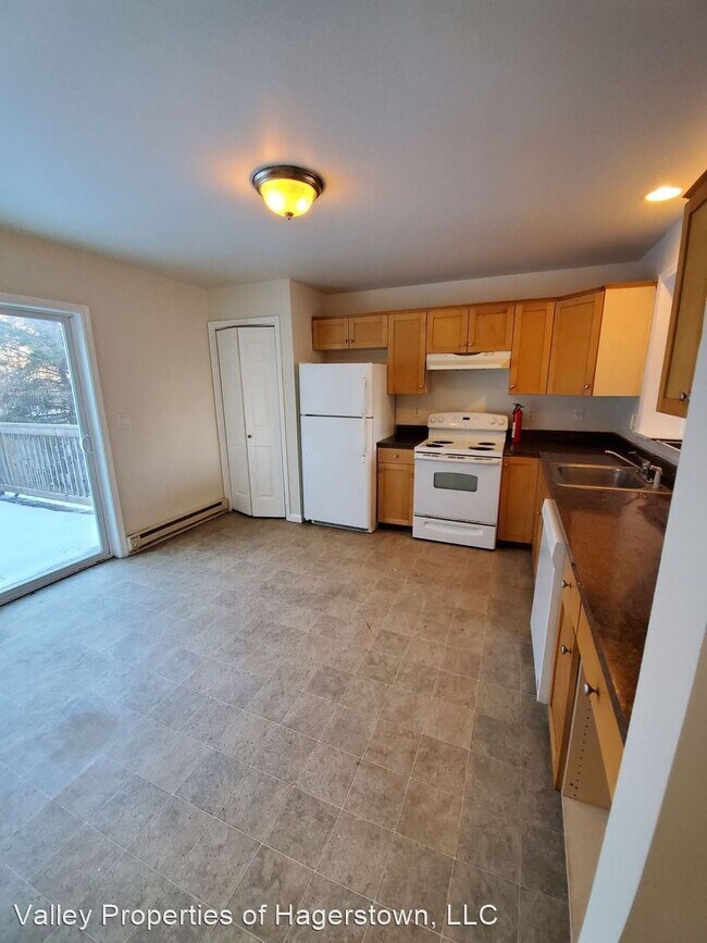 Building Photo - 2 br, 2.5 bath House - 225 E Liberty St