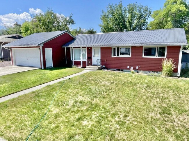 Building Photo - 128 Fairway Dr
