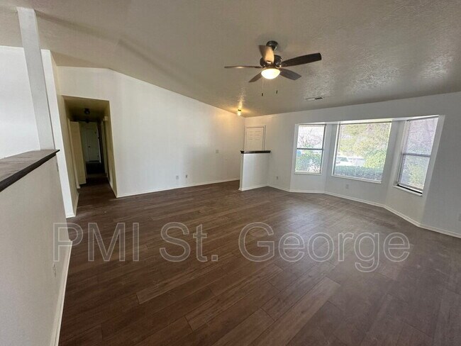 Foto del edificio - 3059 Bayberry Cir