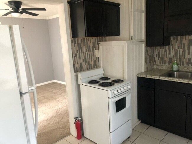 Foto del edificio - 5100 Woolsey St