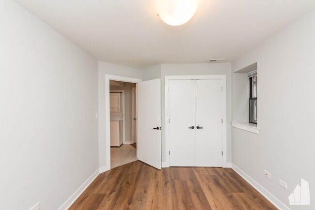Building Photo - 2 bedroom in Chicago IL 60607