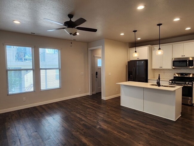 Foto del edificio - Great 3 Bd 2 Ba Townhome 2 Car Garage