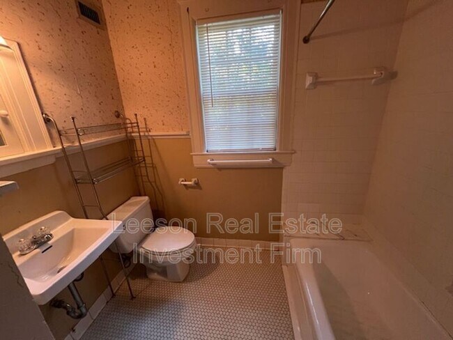 Building Photo - 2409 Fairfield Ave