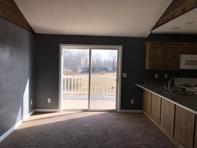 Foto del edificio - Remodeled 3 bedroom 1.5 bath - possible 4t...