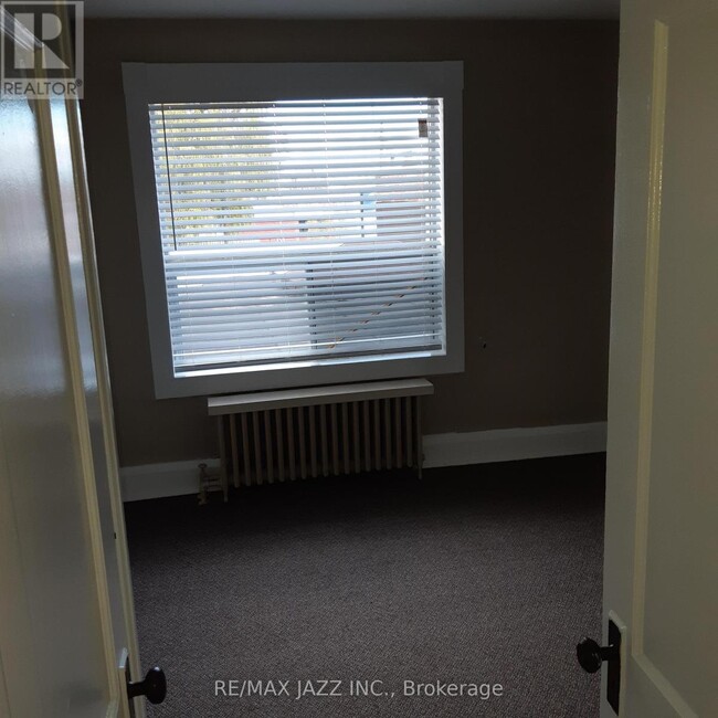 Building Photo - 532 Simcoe St S