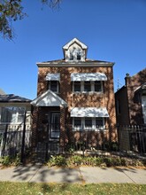 Building Photo - 1630 W 38th Pl