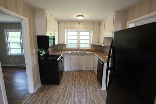 Building Photo - 3 Bed/1.5 Bath Home Available for August!