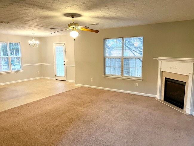 Building Photo - Welcome to this cozy and conveniently loca...