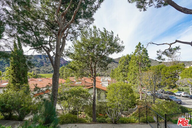 Foto del edificio - 17140 Palisades Cir
