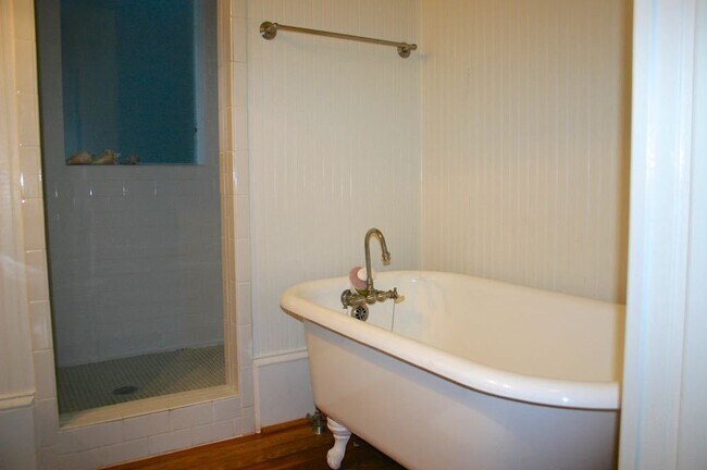 Building Photo - Sylvan Park bungalow, 4508a Park Ave.  2br...