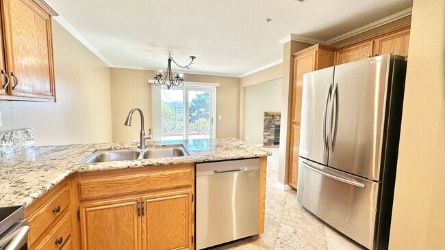 Foto del edificio - Beautifully Updated and Upgraded Two-Story...