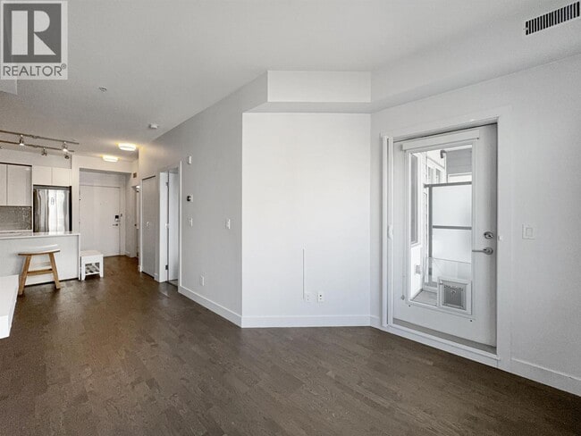 Building Photo - 10011 River Dr