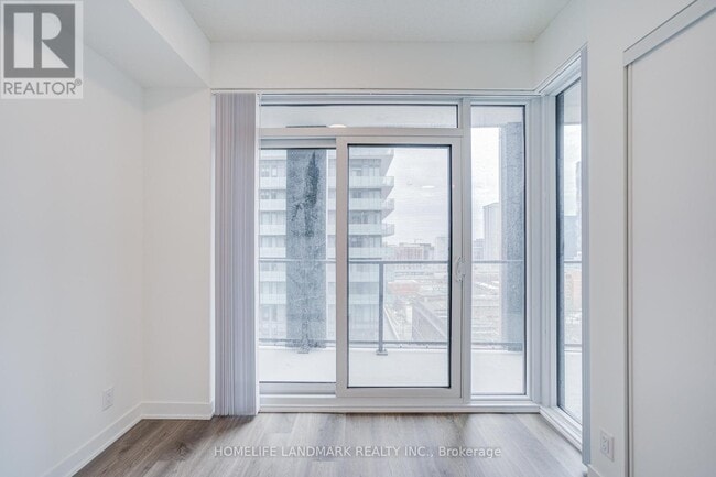 Photo du bâtiment - 180 Front St E