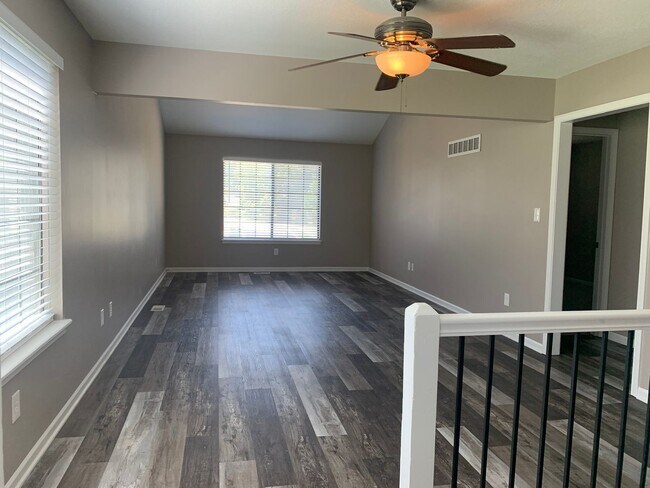 Foto del edificio - 206 NW Market Pl, LSMO 64063