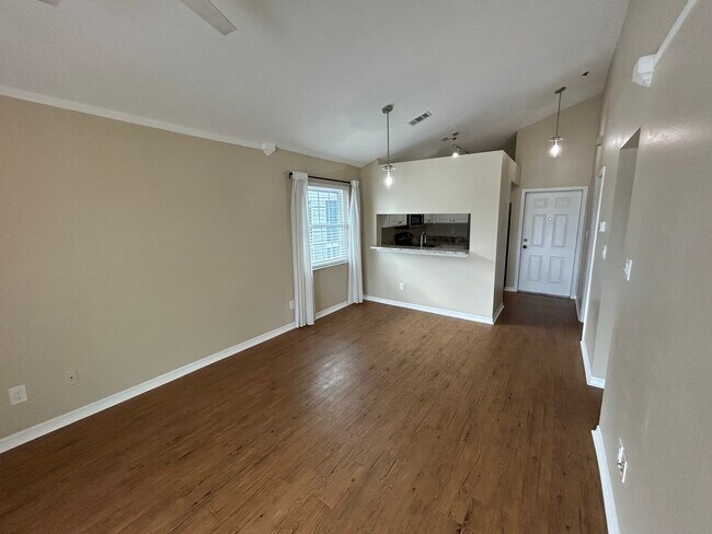 Sala de estar - 6810 Stones Throw Cir N