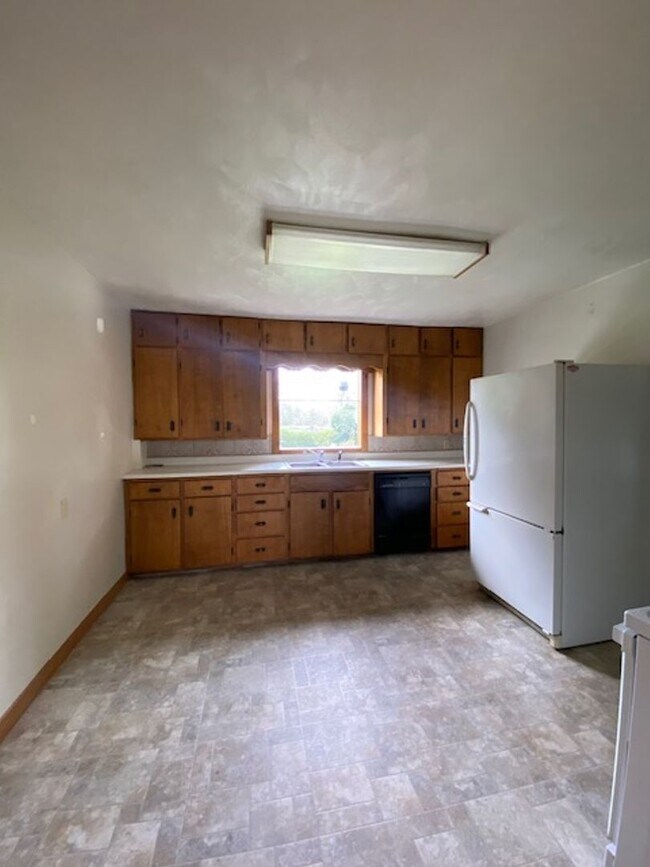 Building Photo - Charming 2 Bedroom on The Edge of Town!!