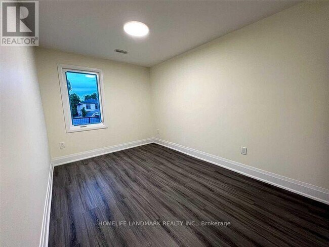 Photo du bâtiment - 1631 Bayview Ave