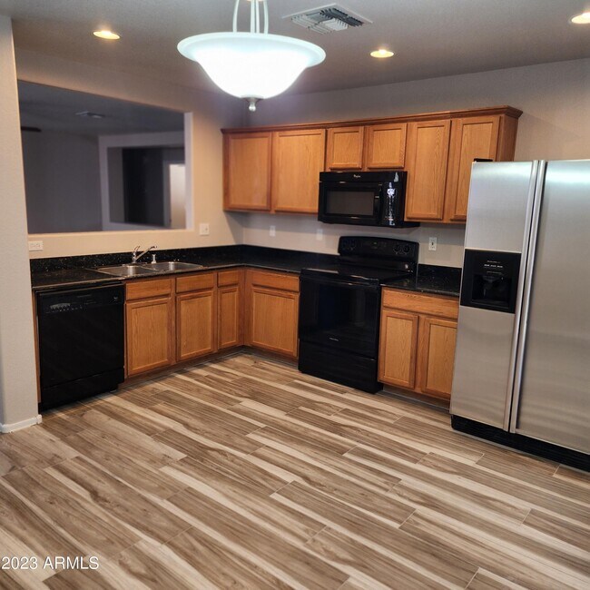 Foto del edificio - 15864 W Evans Dr