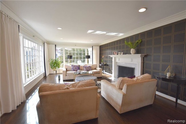 Building Photo - 893 Glengarry Cir W