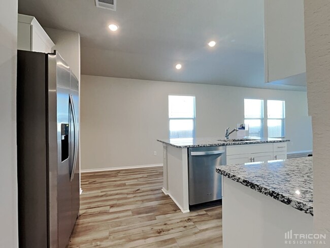 Building Photo - 5217 Saddle Clb Dr