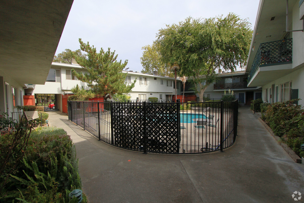 Pool - Fuller House