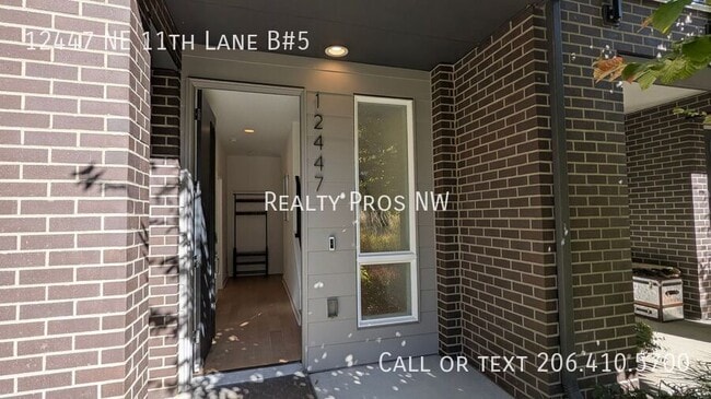 Building Photo - 12447 NE 11th Ln